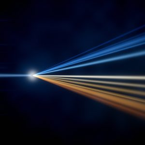 Abstrakte Lichtgrafik: ein gebündelter Lichtstrahl fächert an einem Brennpunkt in ein Spektrum von kühlem Blau bis warmem Gold auf